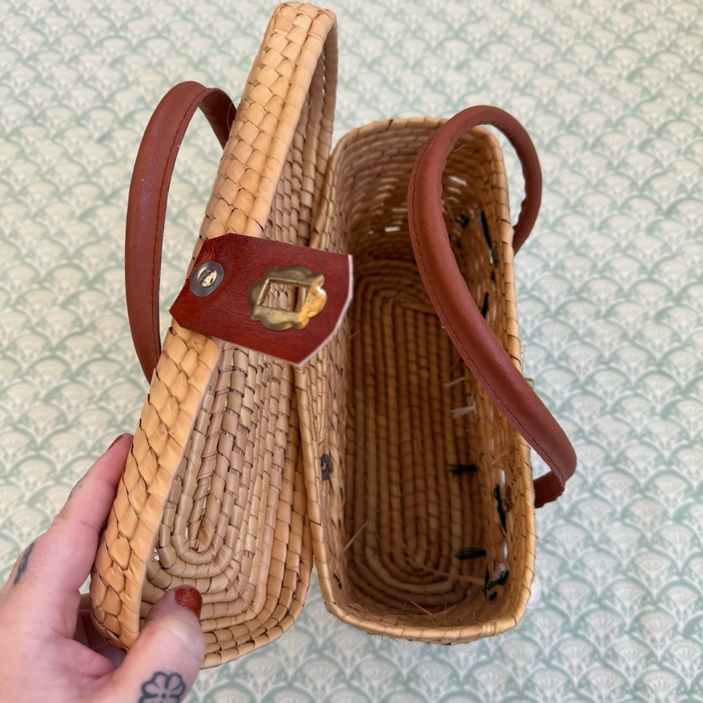 Glamlindo Artesania Handmade Woven Palm Leaf Bag with Snap Closure. - Picture 11 of 16